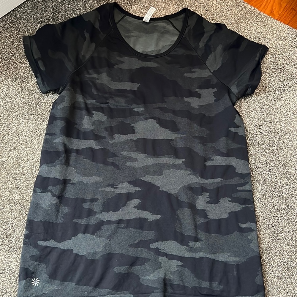 Athleta XL Speedlight Camo tee